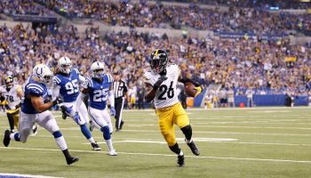 Le'Veon Bell rushes in for a touchdown against the Colts at Lucas Oil Stadium and runs past three Colts defenders