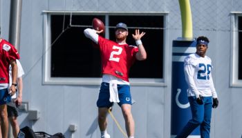 Colts QB-Carson Wentz gets ready to throw in practice.