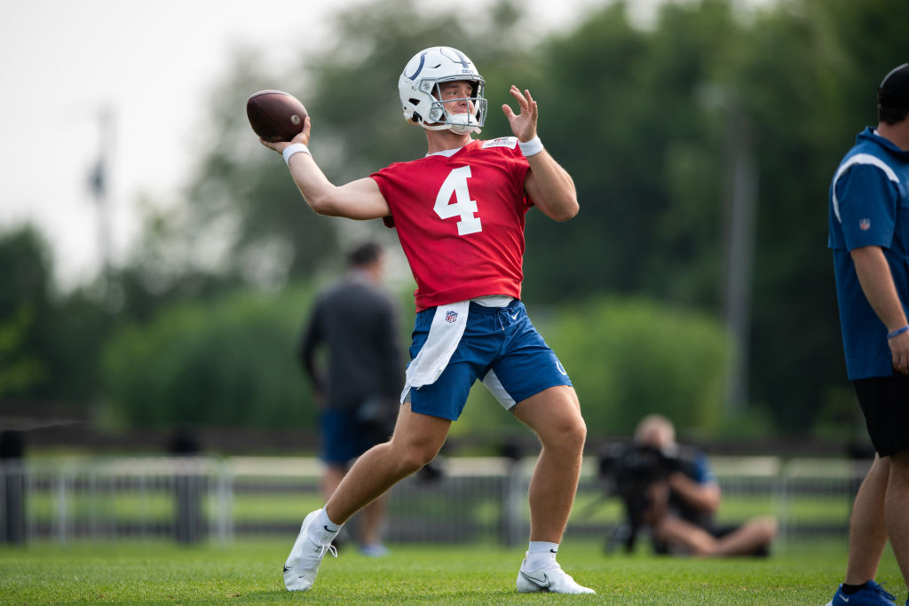 Colts QB-Sam Ehlinger throws a pass.