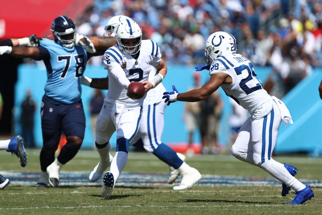 Jonathan Taylor takes a handoff from Carson Wentz at the line of scrimmage against the Tennessee Titans