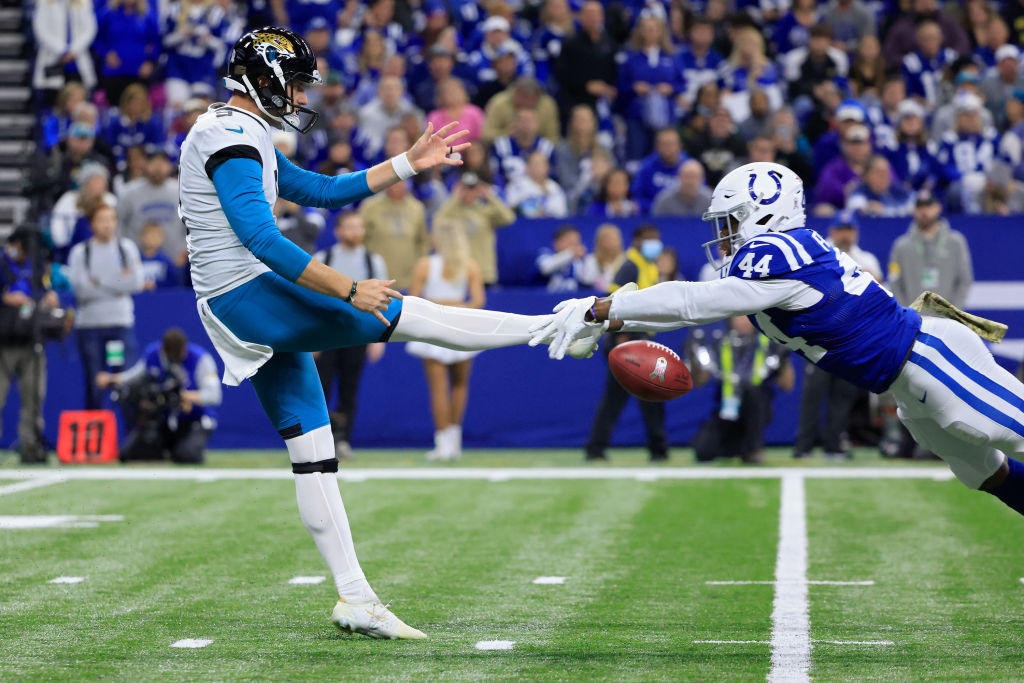 Colts Zaire Franklin blocks a punt against the Jaguars.