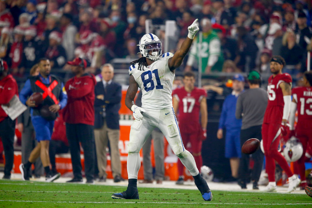 Mo Alie-Cox pointing after first down