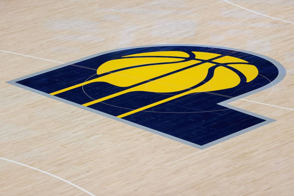 PACERS LOGO IN THE MIDDLE OF THE COURT