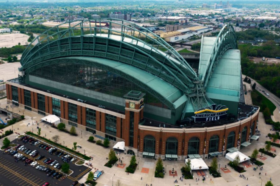 Atlanta Braves v Milwaukee Brewers