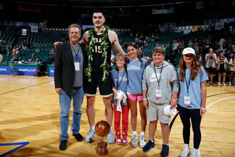 Photos of Zach Edey Because He Is "Just Tall"