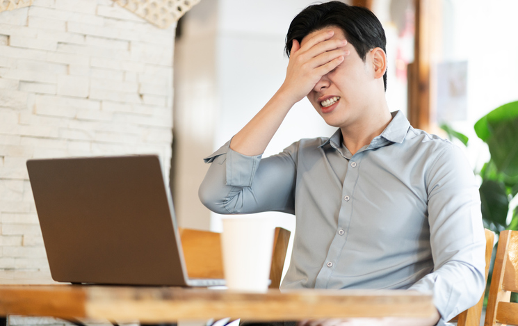 Young business man working at a coffee shop
