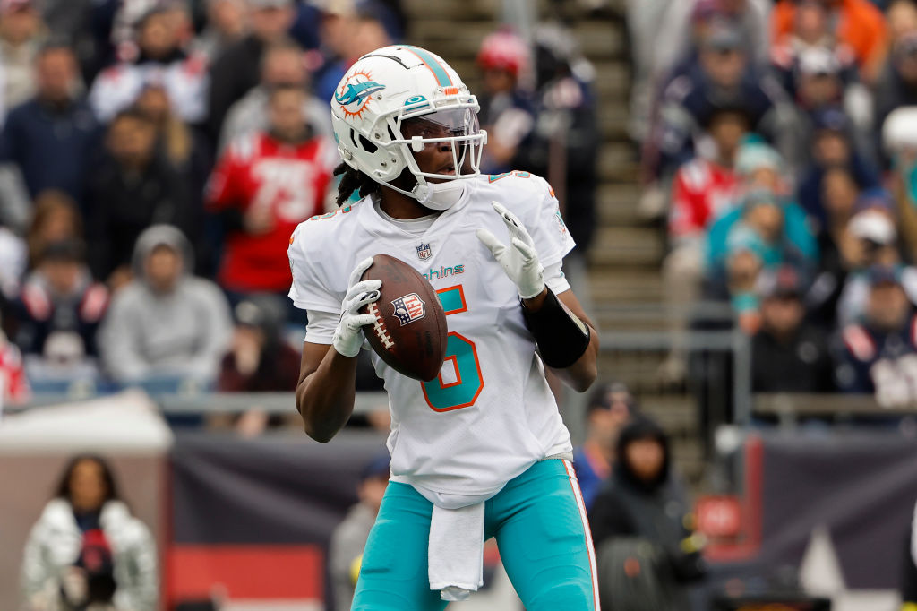 Miami Dolphins v New England Patriots