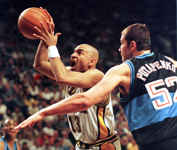 Indiana Pacers guard Mark Jackson (L) shoots past