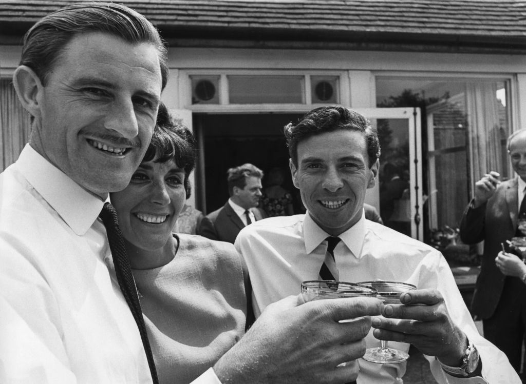 Graham Hill fête sa victoire à Indianapolis